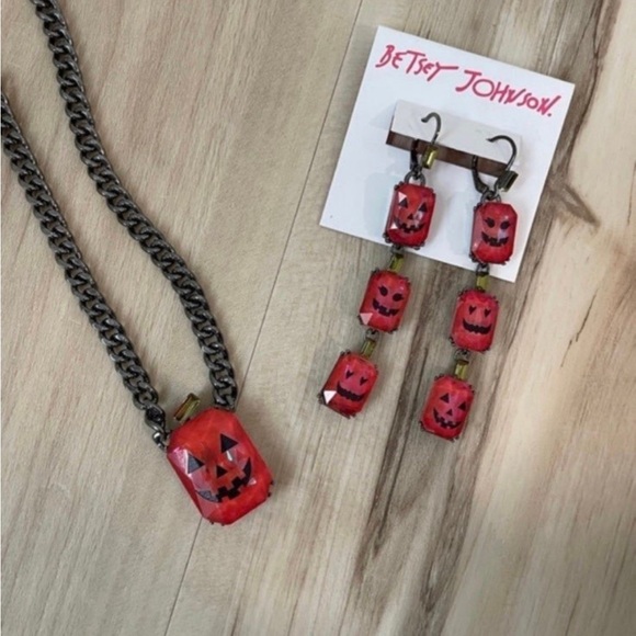 Betsey Johnson Jack-o'-lantern Necklace & match 3 Jack O Lantern Drop Earrings. - Picture 7 of 9